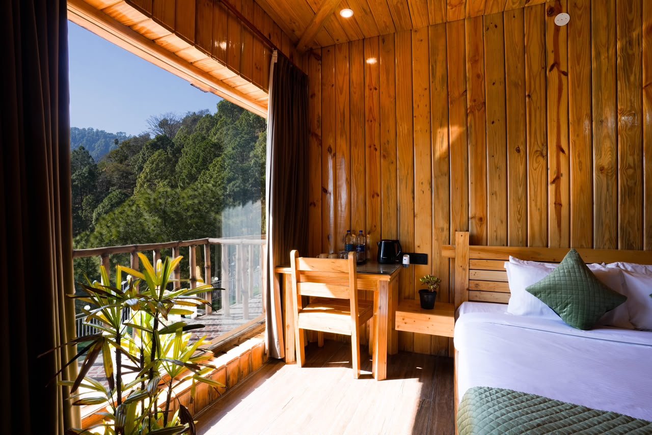 Wooden room with balcony and valley view - Hamilton Palace Lansdowne