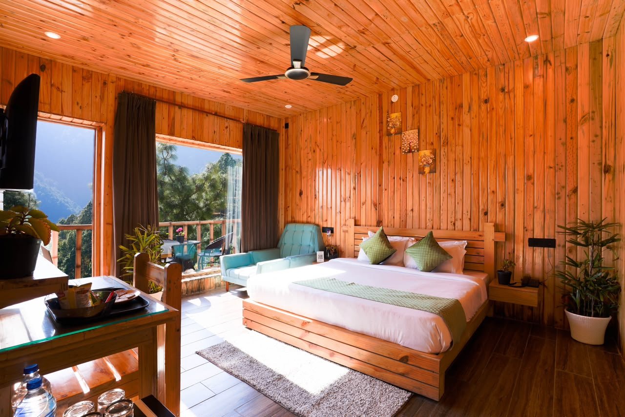 Wooden room with king bed and valley view - Hamilton Palace Lansdowne