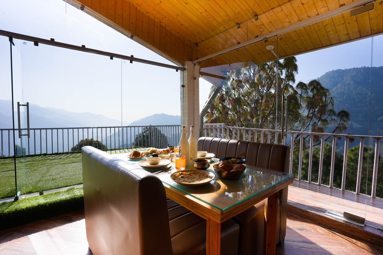 Dining table overlooking the mountains - Hamilton Palace Lansdowne