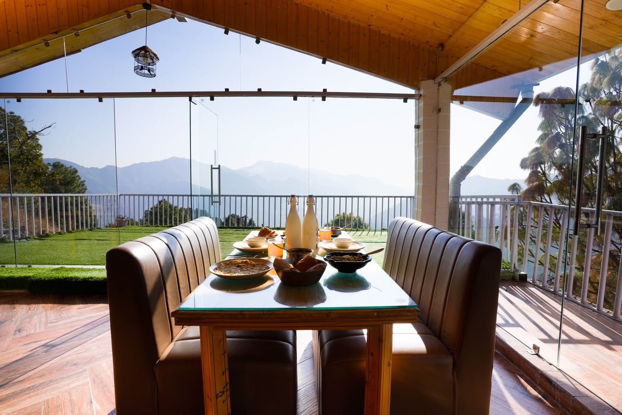 Breakfast table with Himalayan view - Hamilton Palace Lansdowne