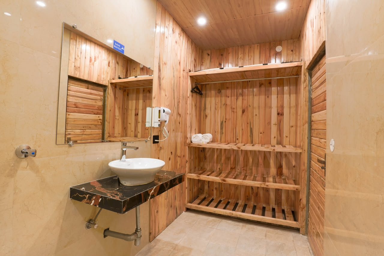 Wooden bathroom with vanity - Hamilton Palace Lansdowne