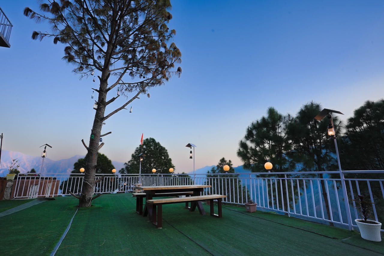 Lawn seating at dusk with mountain view - Hamilton Palace Lansdowne