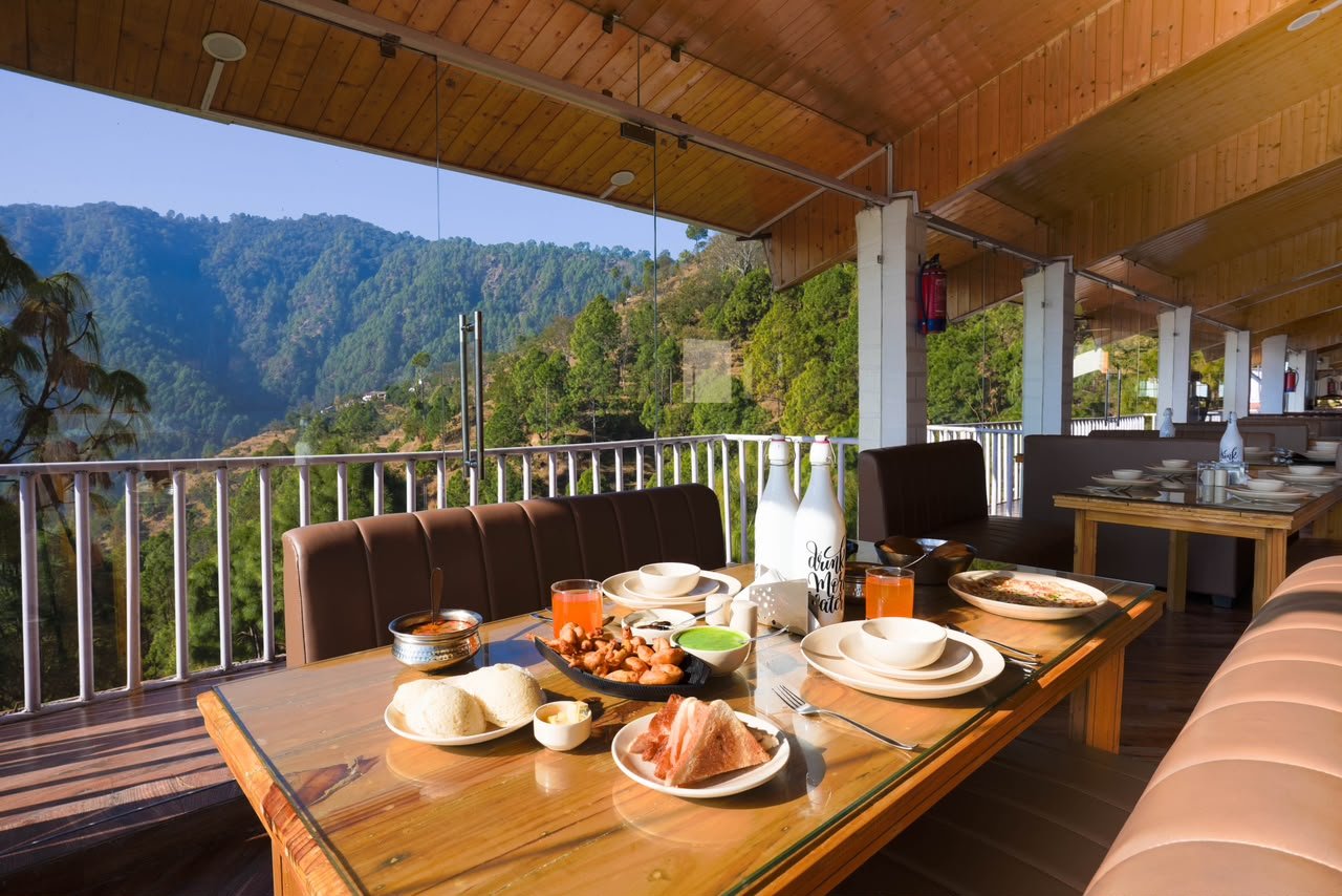 Breakfast with a valley view at Hamilton Palace Lansdowne