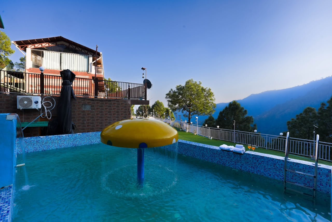Swimming pool with mountain view at Hamilton Palace
